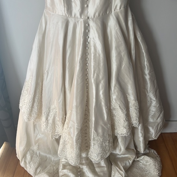 Wedding Dress - Picture 6 of 9